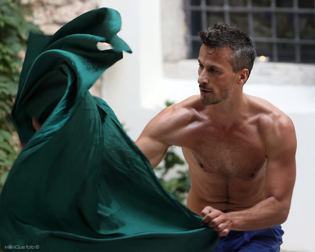 © monique foto becoming 2024